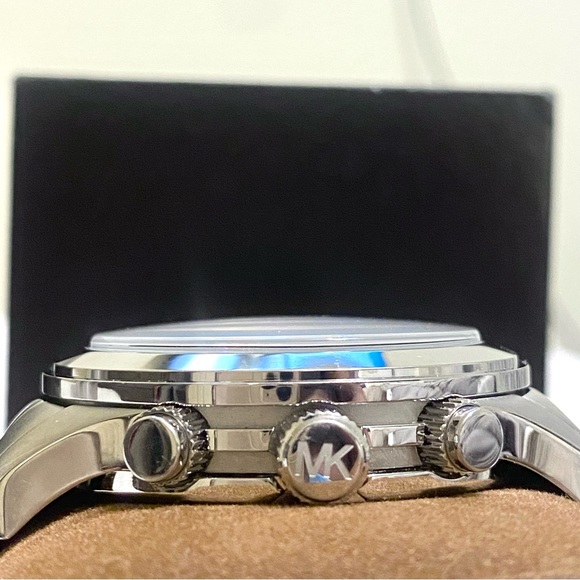 MICHAEL KORS “OVERSIZED RUNWAY” MK8026 SILVER WATCH - Picture 5 of 9